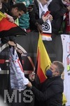 08.10.2021, Fussball WM-Qualifikation 2021/22 Gruppe J, Deutschland - Rumänien, im Volksparkstadion Hamburg, Bundestrainer Hans Flick (Deutschland) verteilt vor dem Spiel Autogramme.