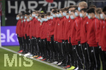 08.10.2021, Fussball WM-Qualifikation 2021/22 Gruppe J, Deutschland - Rumnien, im Volksparkstadion Hamburg, Viele junge Volunteers mit Masken kommen ins Stadion. 