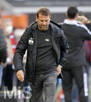 17.10.2021, Fussball 1. Bundesliga 2021/2022, 8. Spieltag, FC Augsburg - DSC Arminia Bielefeld, in der WWK-Arena Augsburg,  Trainer Markus Weinzierl (FC Augsburg) nachdenklich 


