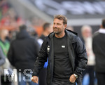 17.10.2021, Fussball 1. Bundesliga 2021/2022, 8. Spieltag, FC Augsburg - DSC Arminia Bielefeld, in der WWK-Arena Augsburg,  Trainer Markus Weinzierl (FC Augsburg) nachdenklich 



