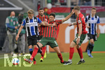 17.10.2021, Fussball 1. Bundesliga 2021/2022, 8. Spieltag, FC Augsburg - DSC Arminia Bielefeld, in der WWK-Arena Augsburg,   v.li: Robin Hack (Bielefeld), Marek Suchy (FC Augsburg), Andre Hahn (FC Augsburg).


