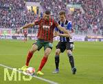 17.10.2021, Fussball 1. Bundesliga 2021/2022, 8. Spieltag, FC Augsburg - DSC Arminia Bielefeld, in der WWK-Arena Augsburg,  v.li: Daniel Caligiuri (FC Augsburg) gegen Fabian Kunze (Bielefeld) 


