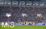 17.10.2021, Fussball 1. Bundesliga 2021/2022, 8. Spieltag, FC Augsburg - DSC Arminia Bielefeld, in der WWK-Arena Augsburg, Die Nordtribne mit den treuesten FCA-Fans ist wieder voll besetzt.


