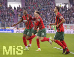 17.10.2021, Fussball 1. Bundesliga 2021/2022, 8. Spieltag, FC Augsburg - DSC Arminia Bielefeld, in der WWK-Arena Augsburg,   Jubel nach seinem Kopfballtor zum 1:0 von Reece Oxford (li., FC Augsburg) mit Ruben Vargas (FC Augsburg) 


