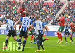 17.10.2021, Fussball 1. Bundesliga 2021/2022, 8. Spieltag, FC Augsburg - DSC Arminia Bielefeld, in der WWK-Arena Augsburg,   Kopfballtor zum 1:0 von Reece Oxford (li. oben, FC Augsburg) 



