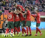 17.10.2021, Fussball 1. Bundesliga 2021/2022, 8. Spieltag, FC Augsburg - DSC Arminia Bielefeld, in der WWK-Arena Augsburg,   Jubel nach seinem Kopfballtor zum 1:0 von Reece Oxford (mitte, FC Augsburg) mit Ruben Vargas (FC Augsburg) 


