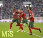 17.10.2021, Fussball 1. Bundesliga 2021/2022, 8. Spieltag, FC Augsburg - DSC Arminia Bielefeld, in der WWK-Arena Augsburg,   Jubel nach seinem Kopfballtor zum 1:0 von Reece Oxford (li., FC Augsburg) mit Ruben Vargas (FC Augsburg) 


