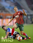 17.10.2021, Fussball 1. Bundesliga 2021/2022, 8. Spieltag, FC Augsburg - DSC Arminia Bielefeld, in der WWK-Arena Augsburg,  Janni Luca Sanni (Bielefeld) gegen Robert Gumny (FC Augsburg) 


