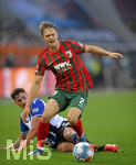 17.10.2021, Fussball 1. Bundesliga 2021/2022, 8. Spieltag, FC Augsburg - DSC Arminia Bielefeld, in der WWK-Arena Augsburg,  Janni Luca Sanni (Bielefeld) gegen Robert Gumny (FC Augsburg) 


