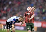 17.10.2021, Fussball 1. Bundesliga 2021/2022, 8. Spieltag, FC Augsburg - DSC Arminia Bielefeld, in der WWK-Arena Augsburg,  v.li: Amos Pieper (Bielefeld) gegen Andre Hahn (FC Augsburg) 


