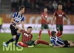 17.10.2021, Fussball 1. Bundesliga 2021/2022, 8. Spieltag, FC Augsburg - DSC Arminia Bielefeld, in der WWK-Arena Augsburg,  mitte: Torwart Tomas Koubek (FC Augsburg) am Boden.


