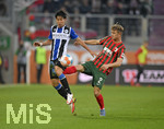 17.10.2021, Fussball 1. Bundesliga 2021/2022, 8. Spieltag, FC Augsburg - DSC Arminia Bielefeld, in der WWK-Arena Augsburg,  v.li: Masaya Okugawa (Bielefeld) gegen Robert Gumny (FC Augsburg) 


