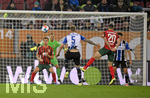17.10.2021, Fussball 1. Bundesliga 2021/2022, 8. Spieltag, FC Augsburg - DSC Arminia Bielefeld, in der WWK-Arena Augsburg,  Torschuss zum 1:1 Ausgleich mit diesem Weitschuss von Jacob Barrett Laursen (mitte, Bielefeld) 


