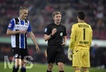 17.10.2021, Fussball 1. Bundesliga 2021/2022, 8. Spieltag, FC Augsburg - DSC Arminia Bielefeld, in der WWK-Arena Augsburg,  Schiedsrichter Robert Schrder hat alle Hnde voll zu tun. re: Torwart Stefan Ortega Moreno (Bielefeld) 


