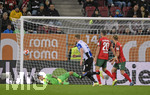 17.10.2021, Fussball 1. Bundesliga 2021/2022, 8. Spieltag, FC Augsburg - DSC Arminia Bielefeld, in der WWK-Arena Augsburg,  Torschuss zum 1:1 Ausgleich mit diesem Weitschuss von Jacob Barrett Laursen (mitte, Bielefeld), Torwart Rafal Gikiewicz (FC Augsburg) ohne Chance. 


