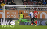 17.10.2021, Fussball 1. Bundesliga 2021/2022, 8. Spieltag, FC Augsburg - DSC Arminia Bielefeld, in der WWK-Arena Augsburg,  Torschuss zum 1:1 Ausgleich mit diesem Weitschuss von Jacob Barrett Laursen (mitte, Bielefeld), Torwart Rafal Gikiewicz (FC Augsburg) ohne Chance. 


