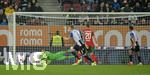 17.10.2021, Fussball 1. Bundesliga 2021/2022, 8. Spieltag, FC Augsburg - DSC Arminia Bielefeld, in der WWK-Arena Augsburg,  Torschuss zum 1:1 Ausgleich mit diesem Weitschuss von Jacob Barrett Laursen (mitte, Bielefeld), Torwart Rafal Gikiewicz (FC Augsburg) ohne Chance. 


