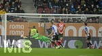 17.10.2021, Fussball 1. Bundesliga 2021/2022, 8. Spieltag, FC Augsburg - DSC Arminia Bielefeld, in der WWK-Arena Augsburg,  Torschuss zum 1:1 Ausgleich mit diesem Weitschuss von Jacob Barrett Laursen (mitte, Bielefeld), Torwart Rafal Gikiewicz (FC Augsburg) ohne Chance. 


