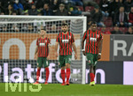 17.10.2021, Fussball 1. Bundesliga 2021/2022, 8. Spieltag, FC Augsburg - DSC Arminia Bielefeld, in der WWK-Arena Augsburg,  Frust bei Jan Moravek (FC Augsburg) und Sergio Cordova (FC Augsburg) 


