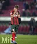 17.10.2021, Fussball 1. Bundesliga 2021/2022, 8. Spieltag, FC Augsburg - DSC Arminia Bielefeld, in der WWK-Arena Augsburg,  Robert Gumny (FC Augsburg) nach dem Schlusspfiff frustriert.


