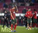 17.10.2021, Fussball 1. Bundesliga 2021/2022, 8. Spieltag, FC Augsburg - DSC Arminia Bielefeld, in der WWK-Arena Augsburg,  Robert Gumny (FC Augsburg) nach dem Schlusspfiff frustriert.


