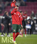 17.10.2021, Fussball 1. Bundesliga 2021/2022, 8. Spieltag, FC Augsburg - DSC Arminia Bielefeld, in der WWK-Arena Augsburg,  Ruben Vargas (FC Augsburg) nach dem Schlusspfiff frustriert.


