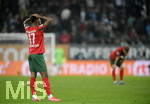 17.10.2021, Fussball 1. Bundesliga 2021/2022, 8. Spieltag, FC Augsburg - DSC Arminia Bielefeld, in der WWK-Arena Augsburg,  Noah Sarenren Bazee (FC Augsburg) nach dem Schlusspfiff frustriert.


