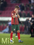 17.10.2021, Fussball 1. Bundesliga 2021/2022, 8. Spieltag, FC Augsburg - DSC Arminia Bielefeld, in der WWK-Arena Augsburg,  Robert Gumny (FC Augsburg) nach dem Schlusspfiff frustriert.


