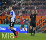 17.10.2021, Fussball 1. Bundesliga 2021/2022, 8. Spieltag, FC Augsburg - DSC Arminia Bielefeld, in der WWK-Arena Augsburg,   re: Schiedsrichter Robert Schrder 


