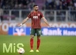 17.10.2021, Fussball 1. Bundesliga 2021/2022, 8. Spieltag, FC Augsburg - DSC Arminia Bielefeld, in der WWK-Arena Augsburg,  Daniel Caligiuri (FC Augsburg) gibt Anweisungen.


