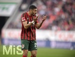 17.10.2021, Fussball 1. Bundesliga 2021/2022, 8. Spieltag, FC Augsburg - DSC Arminia Bielefeld, in der WWK-Arena Augsburg,  Daniel Caligiuri (FC Augsburg) gibt Anweisungen.


