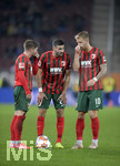 17.10.2021, Fussball 1. Bundesliga 2021/2022, 8. Spieltag, FC Augsburg - DSC Arminia Bielefeld, in der WWK-Arena Augsburg,  v.li: Mads Pedersen (FC Augsburg), Daniel Caligiuri (FC Augsburg), Arne Maier(FC Augsburg). 


