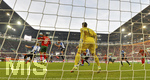 17.10.2021, Fussball 1. Bundesliga 2021/2022, 8. Spieltag, FC Augsburg - DSC Arminia Bielefeld, in der WWK-Arena Augsburg,   Kopfballtor Reece Oxford (li, FC Augsburg) zum 1:0.


