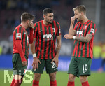 17.10.2021, Fussball 1. Bundesliga 2021/2022, 8. Spieltag, FC Augsburg - DSC Arminia Bielefeld, in der WWK-Arena Augsburg,  v.li: Mads Pedersen (FC Augsburg), Daniel Caligiuri (FC Augsburg), Arne Maier(FC Augsburg). 


