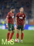 17.10.2021, Fussball 1. Bundesliga 2021/2022, 8. Spieltag, FC Augsburg - DSC Arminia Bielefeld, in der WWK-Arena Augsburg,  v.li: Daniel Caligiuri (FC Augsburg) und Arne Maier (FC Augsburg) 


