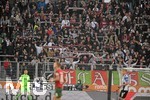 17.10.2021, Fussball 1. Bundesliga 2021/2022, 8. Spieltag, FC Augsburg - DSC Arminia Bielefeld, in der WWK-Arena Augsburg,  Augsburger Fans auf der Nord-Tribne.


