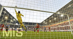 17.10.2021, Fussball 1. Bundesliga 2021/2022, 8. Spieltag, FC Augsburg - DSC Arminia Bielefeld, in der WWK-Arena Augsburg,  Torwart Stefan Ortega Moreno (Bielefeld) streckt sich zum Ball.



