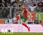 17.10.2021, Fussball 1. Bundesliga 2021/2022, 8. Spieltag, FC Augsburg - DSC Arminia Bielefeld, in der WWK-Arena Augsburg,  Jeffrey Gouweleeuw (FC Augsburg) am Ball 



