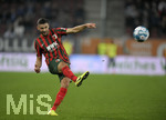 17.10.2021, Fussball 1. Bundesliga 2021/2022, 8. Spieltag, FC Augsburg - DSC Arminia Bielefeld, in der WWK-Arena Augsburg,   Daniel Caligiuri (FC Augsburg) Schuss


