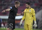 17.10.2021, Fussball 1. Bundesliga 2021/2022, 8. Spieltag, FC Augsburg - DSC Arminia Bielefeld, in der WWK-Arena Augsburg,  v.li: Schiedsrichter Robert Schrder und Torwart Stefan Ortega Moreno (Bielefeld) 


