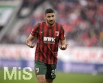 17.10.2021, Fussball 1. Bundesliga 2021/2022, 8. Spieltag, FC Augsburg - DSC Arminia Bielefeld, in der WWK-Arena Augsburg,  Daniel Caligiuri (FC Augsburg) gibt Anweisungen.


