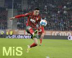 17.10.2021, Fussball 1. Bundesliga 2021/2022, 8. Spieltag, FC Augsburg - DSC Arminia Bielefeld, in der WWK-Arena Augsburg,  Ruben Vargas (FC Augsburg) am Ball 


