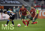 17.10.2021, Fussball 1. Bundesliga 2021/2022, 8. Spieltag, FC Augsburg - DSC Arminia Bielefeld, in der WWK-Arena Augsburg,  mitte: Robert Gumny (FC Augsburg) re: Daniel Caligiuri (FC Augsburg).



