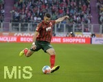 17.10.2021, Fussball 1. Bundesliga 2021/2022, 8. Spieltag, FC Augsburg - DSC Arminia Bielefeld, in der WWK-Arena Augsburg,  Daniel Caligiuri (FC Augsburg) am Ball 


