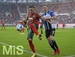 17.10.2021, Fussball 1. Bundesliga 2021/2022, 8. Spieltag, FC Augsburg - DSC Arminia Bielefeld, in der WWK-Arena Augsburg,  v.li: Torwart Tomas Koubek (FC Augsburg) gegen Joakim Nilsson (Bielefeld) 


