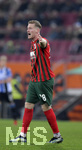17.10.2021, Fussball 1. Bundesliga 2021/2022, 8. Spieltag, FC Augsburg - DSC Arminia Bielefeld, in der WWK-Arena Augsburg,  Andre Hahn (FC Augsburg) gibt Anweisungen.


