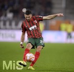 17.10.2021, Fussball 1. Bundesliga 2021/2022, 8. Spieltag, FC Augsburg - DSC Arminia Bielefeld, in der WWK-Arena Augsburg,   Daniel Caligiuri (FC Augsburg) Schuss



