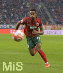 17.10.2021, Fussball 1. Bundesliga 2021/2022, 8. Spieltag, FC Augsburg - DSC Arminia Bielefeld, in der WWK-Arena Augsburg,  Noah Sarenren Bazee (FC Augsburg) am Ball 


