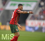 17.10.2021, Fussball 1. Bundesliga 2021/2022, 8. Spieltag, FC Augsburg - DSC Arminia Bielefeld, in der WWK-Arena Augsburg,  Daniel Caligiuri (FC Augsburg) gibt Anweisungen.


