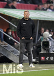 17.10.2021, Fussball 1. Bundesliga 2021/2022, 8. Spieltag, FC Augsburg - DSC Arminia Bielefeld, in der WWK-Arena Augsburg,  Trainer Frank Kramer (Bielefeld) nachdenklich 


